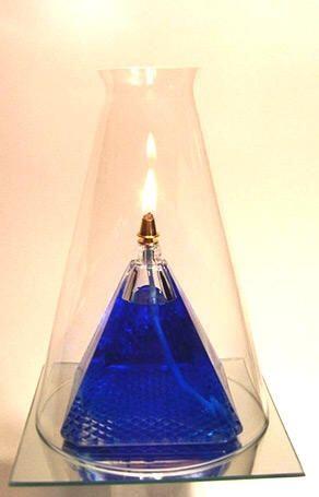 Pyramide mit 4 blauen Steinen