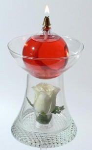 Rosenschale mit Tropfen und Blumenblüte